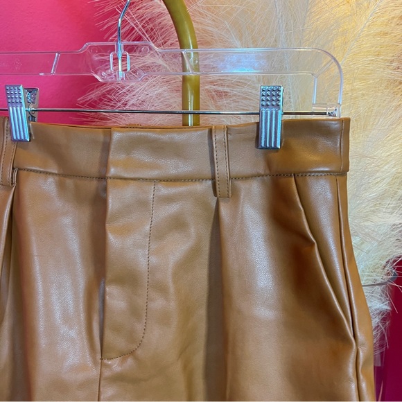7 For All Mankind Faux Leather Tailored Short sz Small - Picture 5 of 7